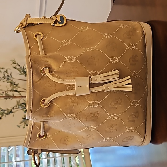 Dooney & Bourke Monogram Signature Drawstring Bucket Shoulder Bag White Leather - Picture 3 of 17